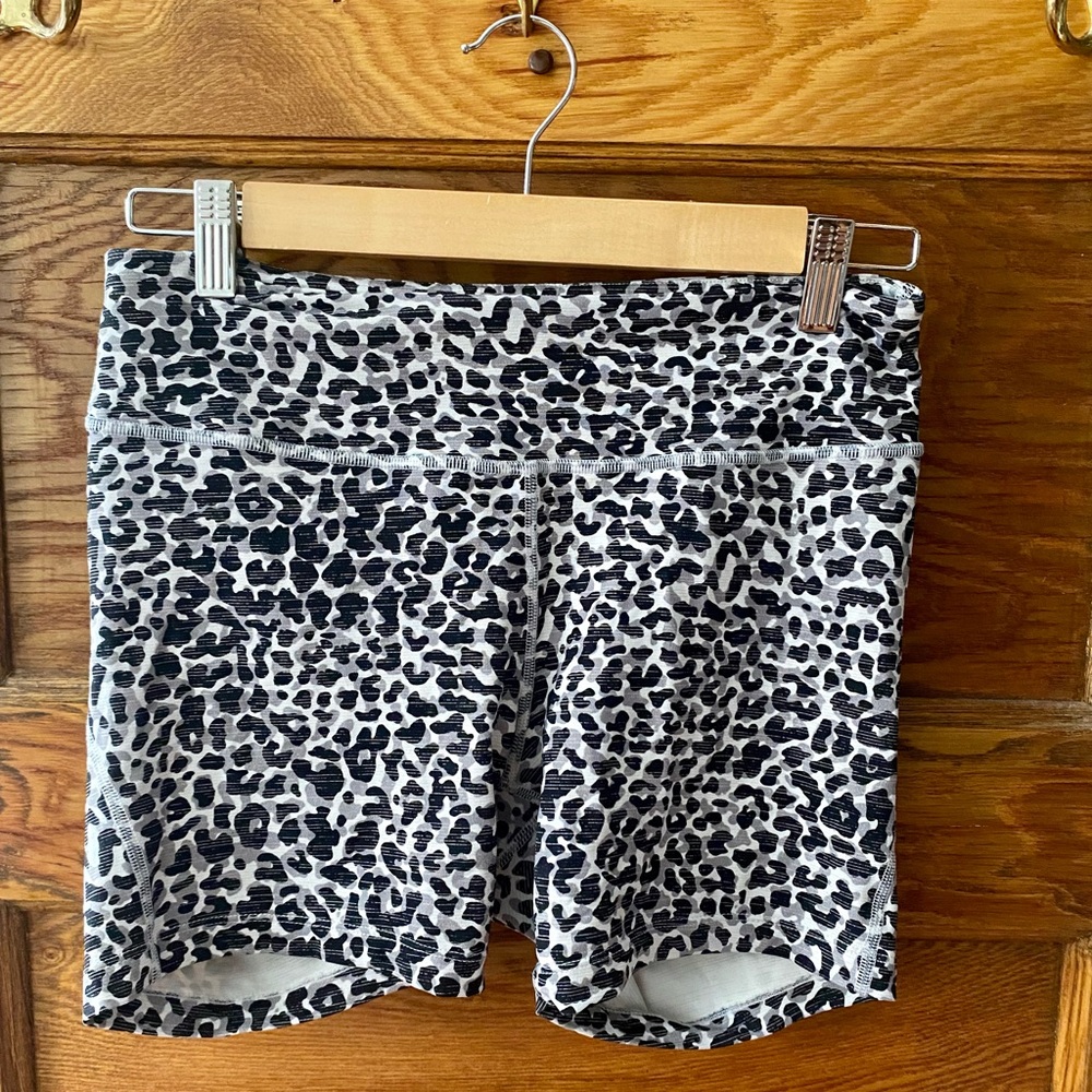 Outdoor Voices Flex Shorts 5” Snow Leopard Print Size M